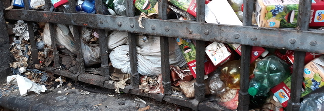 Napoli, la chiesa seicentesca della Sapienza chiusa e ridotta a discarica Napoli, la chiesa seicentesca della Sapienza chiusa e ridotta a discarica