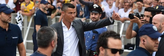 Vergogna a Torino, cori razzisti in attesa di Ronaldo: «Vesuvio lavali col fuoco»