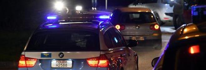 «Vi uccido tutti» e strappa la pistola a un poliziotto. La reazione lampo degli agenti evita la tragedia «Vi uccido tutti» e strappa la pistola a un poliziotto. La reazione lampo degli agenti evita la tragedia