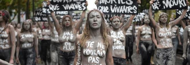 Il corteo di Femen in una foto di Afp