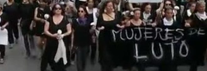 La marcia delle mille donne vestite a lutto per le vittime delle proteste