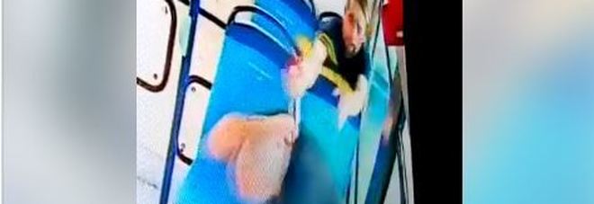 Uomo accoltellato sul bus:
caccia all'aggressore
Video choc su Facebook