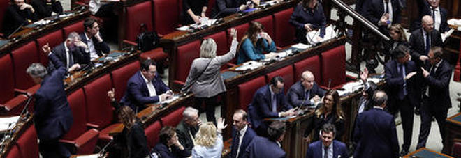 L'Amuchina sparisce dai bagni della Camera: serviva agli onoervoli per disinfettarsi le mani L'Amuchina sparisce dai bagni della Camera: serviva agli onoervoli per disinfettarsi le mani