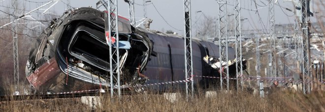 Frecciarossa deragliato, «possibile inversione dei cablaggi nello scambio». Pronti i lavori di rimozione del treno