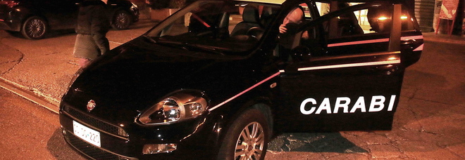 Forza il posto di blocco e sperona i carabinieri: scatta la sparatoria Forza il posto di blocco e sperona i carabinieri: scatta la sparatoria