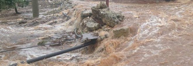 Temporali e bombe d'acqua, il maltempo non dà tregua alla Puglia. Scuole chiuse a Taranto e provincia, incidenti nel Leccese. La situazione Temporali e bombe d'acqua, il maltempo non dà tregua alla Puglia. Scuole chiuse a Taranto e provincia, incidenti nel Leccese. La situazione