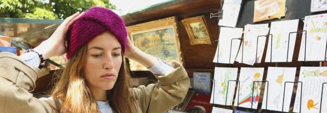 Cardigan, maglie, cappellini, scialli e fasce per i capelli: l'autunno è ispirato alla Parigi degli anni '60 Cardigan, maglie, cappellini, scialli e fasce per i capelli: l'autunno è ispirato alla Parigi degli anni '60