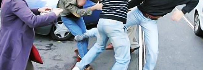 Sotto l'assedio di due bulli: barista e clienti barricati dentro il locale Sotto l'assedio di due bulli: barista e clienti barricati dentro il locale