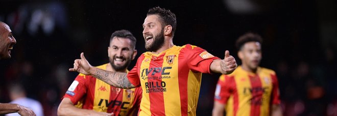 Kragl esulta dopo il gol che archivia la vittoria del Benevento contro l'Empoli Kragl esulta dopo il gol che archivia la vittoria del Benevento contro l'Empoli