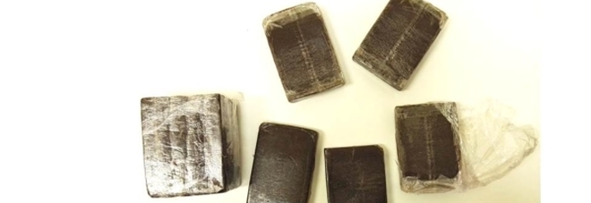 Nascondeva nello zaino un chilo di hashish: arrestato 20enne Nascondeva nello zaino un chilo di hashish: arrestato 20enne