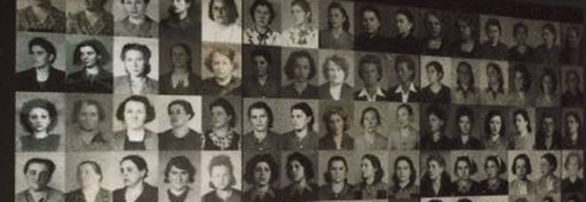 Il pannello di ritratti delle deportate che si trova al campo (foto AMBRA LAURENZI)