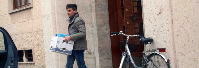 La Guardia di Finanza durante il sequestro nella sede del Consorzio Cellina Meduna La Guardia di Finanza durante il sequestro nella sede del Consorzio Cellina Meduna