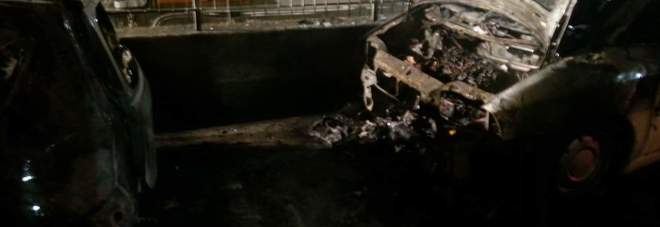Torna l'incubo piromane
Date alle fiamme nella notte
due auto di una coppia