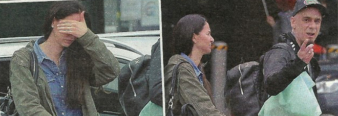 JAx, la moglie Eliana Cocker e il figlio Nicolas sbarcano a Malpensa