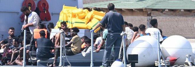 Lampedusa, la Francia: «Non accoglieremo nessuno». Lega: «Basta chiacchiere da Parigi» . Caos a Porto Empedocle, migranti in fuga
