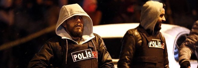 Istanbul, donna kamikaze in una caserma di Sultanahmet: un morto e un ferito