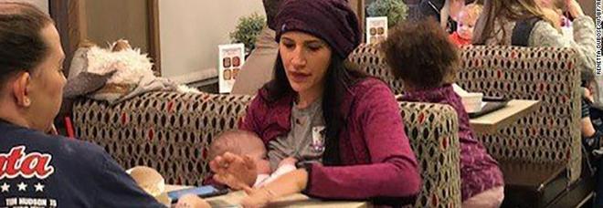 Allatta in un fast-food e viene fermata: sit-in di protesta delle mamme con i figli al seno