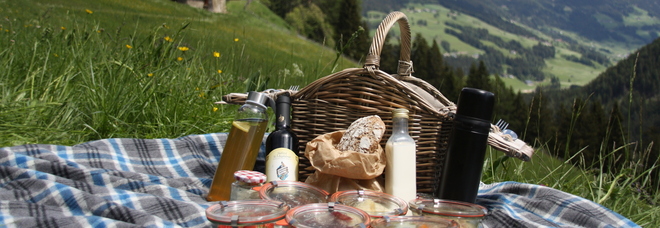 Mangiare in baita? No, sui prati. Così i cestini dell'Alto Adige fanno tendenza: «Estate boom»