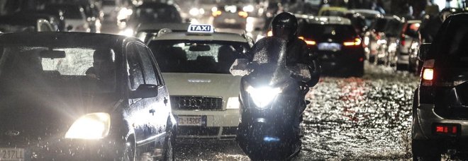 Bomba d'acqua su Roma: allagamenti, alberi caduti e strade chiuse