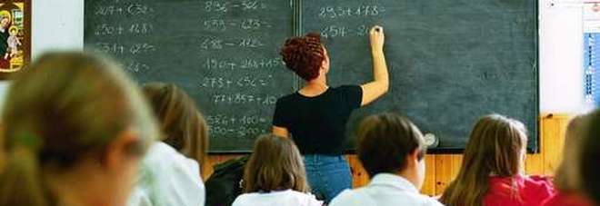 Aumenti per presidi e prof: fino a 85 euro mensili
ma il contratto resta fermo al 2010 Aumenti per presidi e prof: fino a 85 euro mensili
ma il contratto resta fermo al 2010