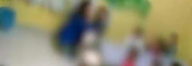 Maestra d'asilo nido ai domiciliari: schiaffi su bimbi sotto i 3 anni per farli mangiare