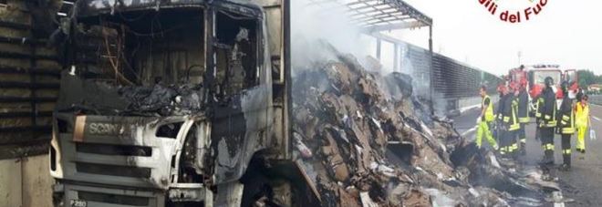 Furgone contro tir carico di cartoni, esplode bombola di gas: rogo sulla A4, due morti Furgone contro tir carico di cartoni, esplode bombola di gas: rogo sulla A4, due morti