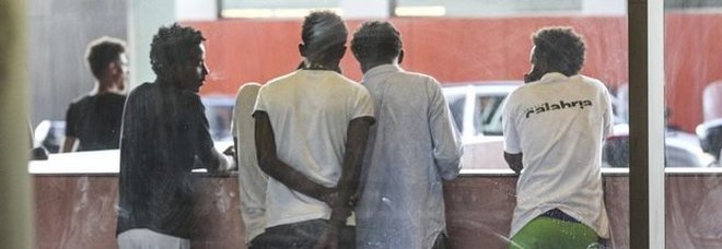 Migranti, aereo guasto a Fiumicino: stop al rimpatrio di 15 tunisini Migranti, aereo guasto a Fiumicino: stop al rimpatrio di 15 tunisini