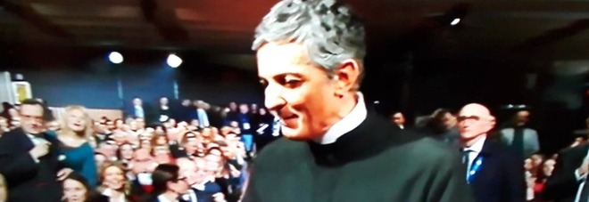 Sanremo 2020, Fiorello apre il Festival ma una donna lo blocca. Lui sbotta in diretta: «Non è il momento»