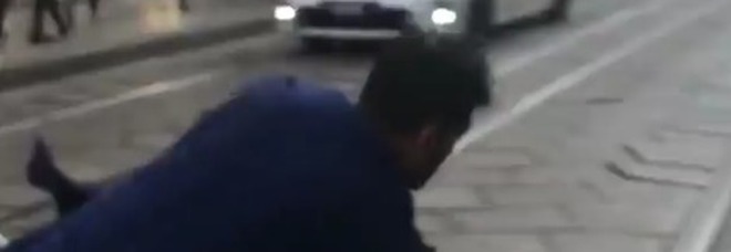 Fabrizio Corona, la brutta figura diventa virale. Cade dalla bici in diretta sui social Video Fabrizio Corona, la brutta figura diventa virale. Cade dalla bici in diretta sui social Video