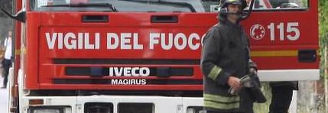 In fiamme un ettaro
di boscaglia: i vigili del fuoco
salvano un casolare