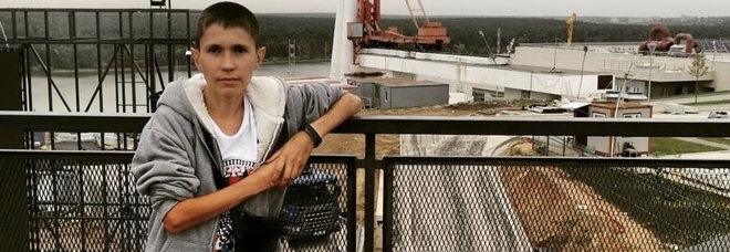 Sembra un adolescente, ma ha 32 anni: ecco l'uomo che ha smesso di invecchiare 20 anni fa