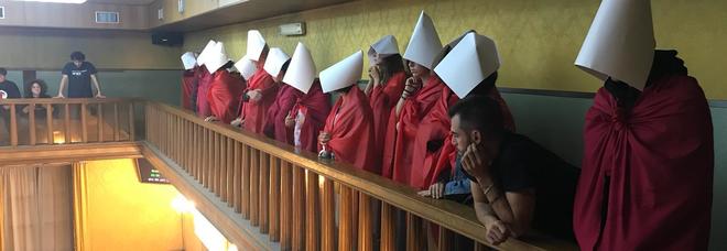 Le femministe di "Non una di meno" assistono al Consiglio Comunale di Verona (foto dal profilo FB del movimento)