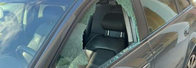 Piove di Sacco. Vandali distruggono 40 auto: rotti i finestrini e bucate le gomme