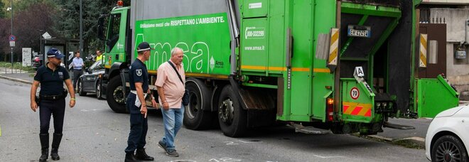 Donna muore investita da camion dei rifiuti, aveva 75 anni
