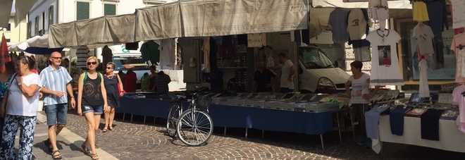 Il mercato di Pordenone dove c'è stato il parapiglia Il mercato di Pordenone dove c'è stato il parapiglia