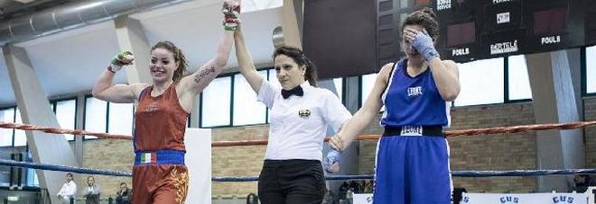Qualche istante prima che Francesca Moro (a destra) si sentisse male