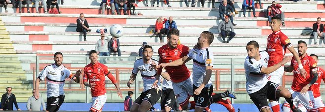 Colpi di Palermo (rigore
parato da Brignoli) e Spezia
Cremonese-Padova 0-0