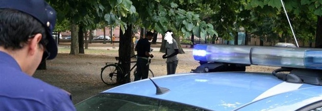 Arezzo, l'incubo di una trentenne: insegue un marocchino che le ruba la bici e viene violentata Arezzo, l'incubo di una trentenne: insegue un marocchino che le ruba la bici e viene violentata
