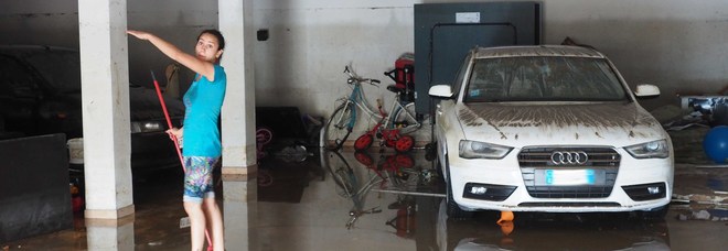 Un garage inondato dal fango e dall'acqua del torrente Valbona a Conegliano Un garage inondato dal fango e dall'acqua del torrente Valbona a Conegliano