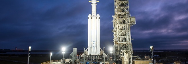 Il Falcon Heavy sulla rampa di lancio a Cape Canaveral Il Falcon Heavy sulla rampa di lancio a Cape Canaveral