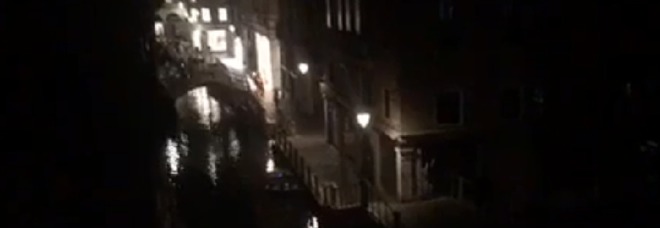 Venezia al buio dalla diretta Facebook del Gazzettino Venezia al buio dalla diretta Facebook del Gazzettino
