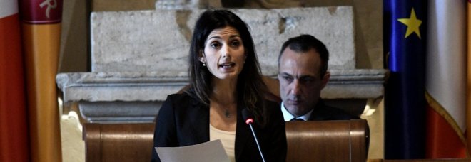 Assemblea capitolina sui rifiuti, aula piena, Raggi: «Si vedranno discariche vicino a case»