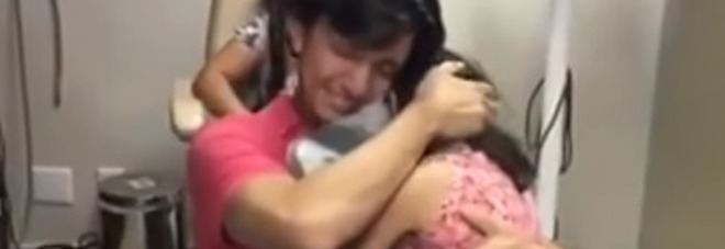 Brasile, dopo 35 anni un uomo riacquista l'udito e si emoziona ascoltando la figlia che lo chiama Brasile, dopo 35 anni un uomo riacquista l'udito e si emoziona ascoltando la figlia che lo chiama