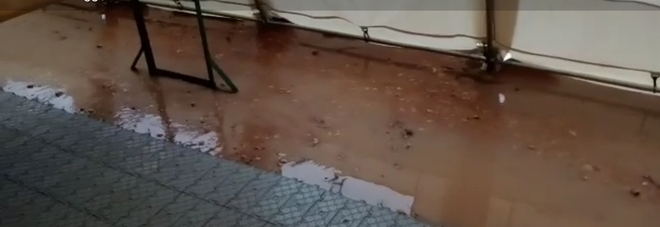 Tendopoli allagata, stop alle udienze. A Bari la Giustizia va in ferie forzate Tendopoli allagata, stop alle udienze. A Bari la Giustizia va in ferie forzate