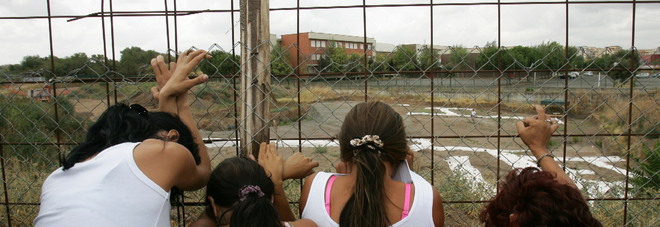 Prostitute nel campo profughi, grazie ai buchi sulla rete di recinzione Prostitute nel campo profughi, grazie ai buchi sulla rete di recinzione