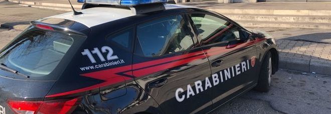 Mamma di due bambini trovata morta in casa: si è impiccata alle scale