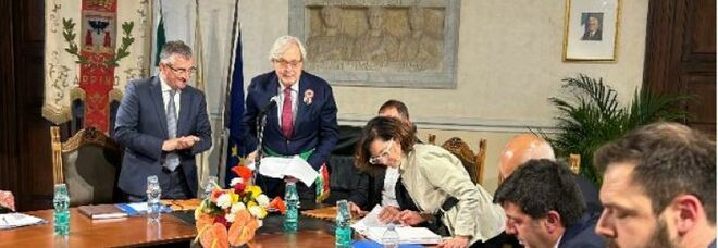 Il sindaco di Arpino, Vittorio Sgarbi, mentre presta giuramento