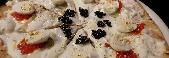 La pizza più cara d'Italia costa 44 euro e ha anche la polvere d'oro: ecco dove si mangia La pizza più cara d'Italia costa 44 euro e ha anche la polvere d'oro: ecco dove si mangia