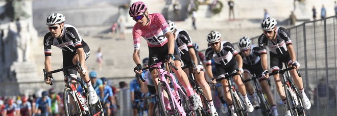 Giro d'Italia, troppe buche a Roma:
corsa neutralizzata dopo le proteste
