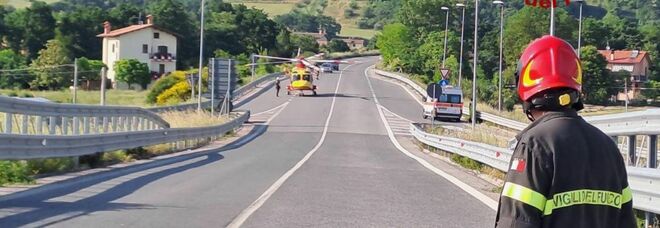 L'elisoccorso intervenuto lungo la Pian d'Assino per soccorrere il motociclista L'elisoccorso intervenuto lungo la Pian d'Assino per soccorrere il motociclista